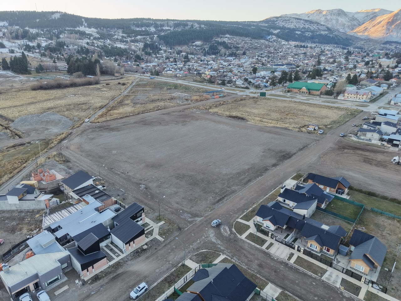 Vista aérea de terrenos nivelados del Loteo Los Condes