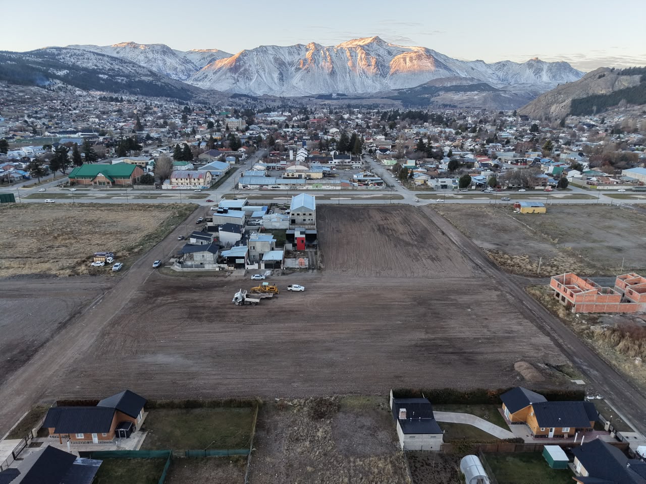 Vista aérea hacia la ciudad de Esquel y la cordillera nevada