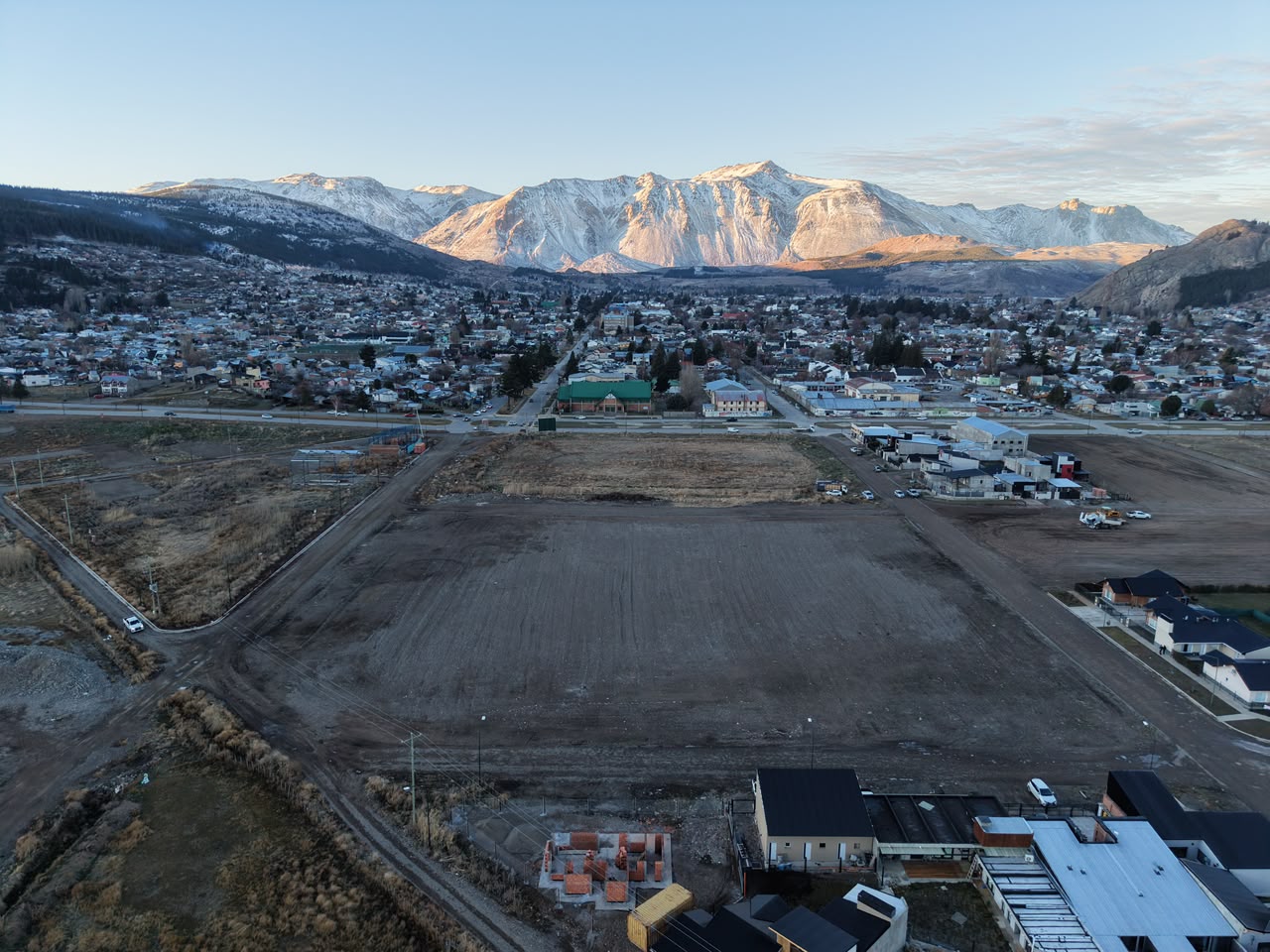 Panorama del Loteo Los Condes con la cordillera patagónica